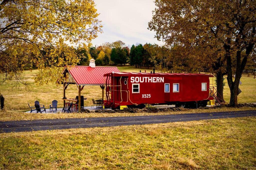 Bourbon Trail: Caboose On The Farm Villa Lawrenceburg Exterior foto
